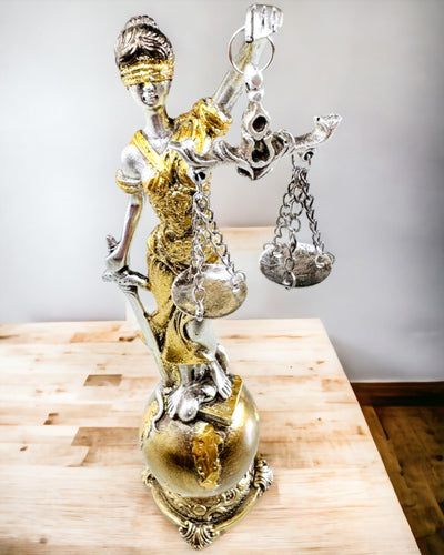 Statuetta Dea della Giustizia – Decorazione Artistica per Scaffale, Artigianato in Resina, personalizzazione con incisione
