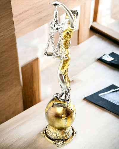 Statuetta Dea della Giustizia – Decorazione Artistica per Scaffale, Artigianato in Resina, personalizzazione con incisione