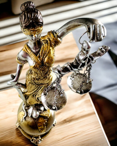 Statuetta Dea della Giustizia – Decorazione Artistica per Scaffale, Artigianato in Resina, personalizzazione con incisione