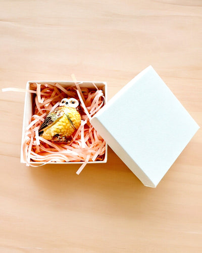 "Urocza Sówka z Kryształkami - Skrytka na Biżuterię z możliwością personalizacji grawerem, prezent" in Italian is:

"Gufetto Incantevole con Cristalli - Scrigno per Gioielli con possibilità di personalizzazione con incisione, regalo"