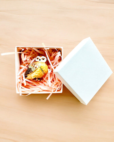 "Urocza Sówka z Kryształkami - Skrytka na Biżuterię z możliwością personalizacji grawerem, prezent" in Italian is:

"Gufetto Incantevole con Cristalli - Scrigno per Gioielli con possibilità di personalizzazione con incisione, regalo"