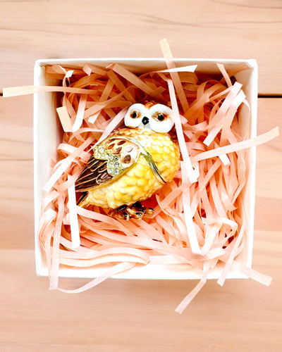 "Urocza Sówka z Kryształkami - Skrytka na Biżuterię z możliwością personalizacji grawerem, prezent" in Italian is:

"Gufetto Incantevole con Cristalli - Scrigno per Gioielli con possibilità di personalizzazione con incisione, regalo"