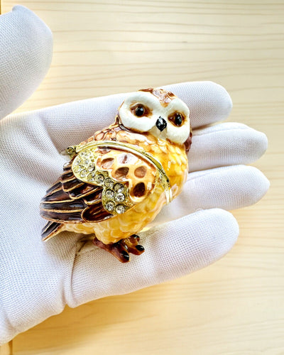 "Urocza Sówka z Kryształkami - Skrytka na Biżuterię z możliwością personalizacji grawerem, prezent" in Italian is:

"Gufetto Incantevole con Cristalli - Scrigno per Gioielli con possibilità di personalizzazione con incisione, regalo"