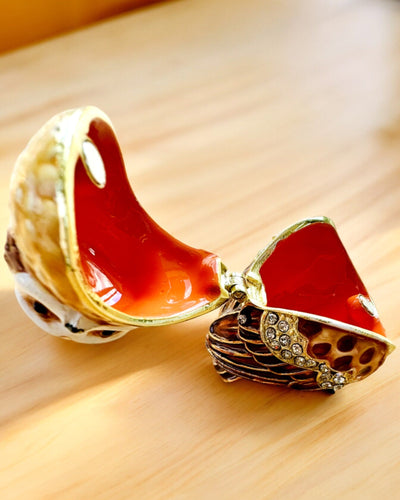 "Urocza Sówka z Kryształkami - Skrytka na Biżuterię z możliwością personalizacji grawerem, prezent" in Italian is:

"Gufetto Incantevole con Cristalli - Scrigno per Gioielli con possibilità di personalizzazione con incisione, regalo"