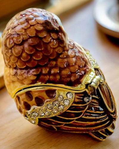 "Urocza Sówka z Kryształkami - Skrytka na Biżuterię z możliwością personalizacji grawerem, prezent" in Italian is:

"Gufetto Incantevole con Cristalli - Scrigno per Gioielli con possibilità di personalizzazione con incisione, regalo"