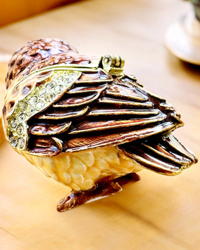 "Urocza Sówka z Kryształkami - Skrytka na Biżuterię z możliwością personalizacji grawerem, prezent" in Italian is:

"Gufetto Incantevole con Cristalli - Scrigno per Gioielli con possibilità di personalizzazione con incisione, regalo"