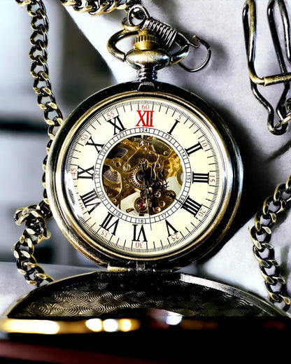 Taschenuhr mit sichtbarem Uhrwerk – Personalisierungsoption durch Gravur