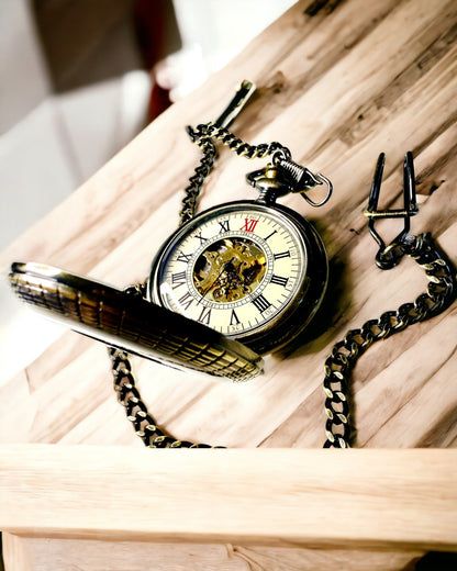 Taschenuhr mit sichtbarem Uhrwerk – Personalisierungsoption durch Gravur
