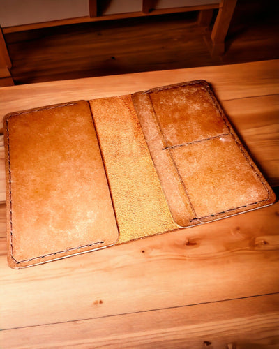 Etui „Reisender“ - Lederhülle für den Reisepass, Personalisierung mit Gravur - 2 Farbvarianten