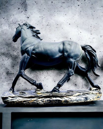 "Czarny Galop" - Élégante Figurine de Cheval avec Possibilité de Gravure