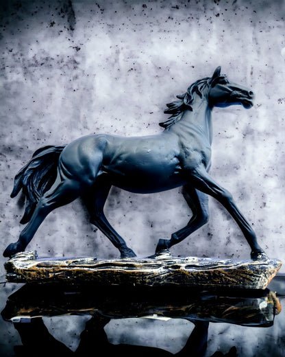 "Czarny Galop" - Élégante Figurine de Cheval avec Possibilité de Gravure
