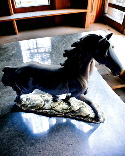 "Czarny Galop" - Élégante Figurine de Cheval avec Possibilité de Gravure