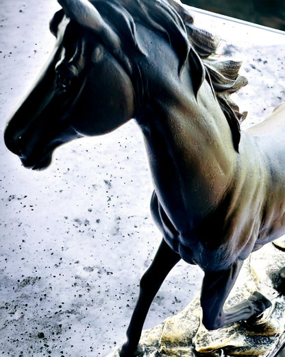 "Czarny Galop" - Élégante Figurine de Cheval avec Possibilité de Gravure