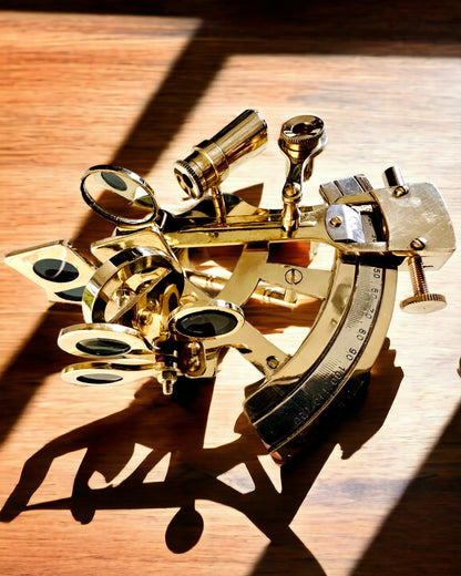 Künstlerischer Sextant in goldener Farbe - Möglichkeit zur Personalisierung mit Gravur