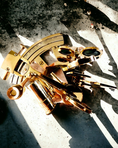 Künstlerischer Sextant in goldener Farbe - Möglichkeit zur Personalisierung mit Gravur