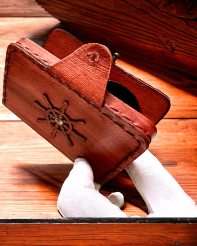 Astuccio del Comandante – Etui Realizzato a Mano per Orologio da Tasca o Bussola con Possibilità di Personalizzazione