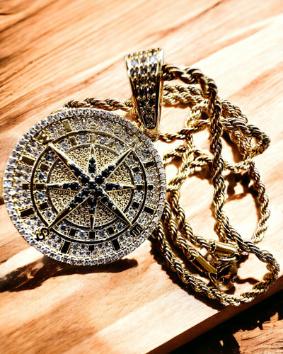 Collana con Pendente Bussola in Stile Glamour con Zirconi per Donne e Uomini - colore oro, incisione