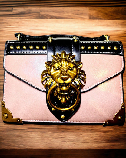 Borsa a Tracolla Quadrata Viola Chiaro con Motivo Leone – Elegante Borsetta in Pelle PU Testurizzata. Personalizzazione con Incisione