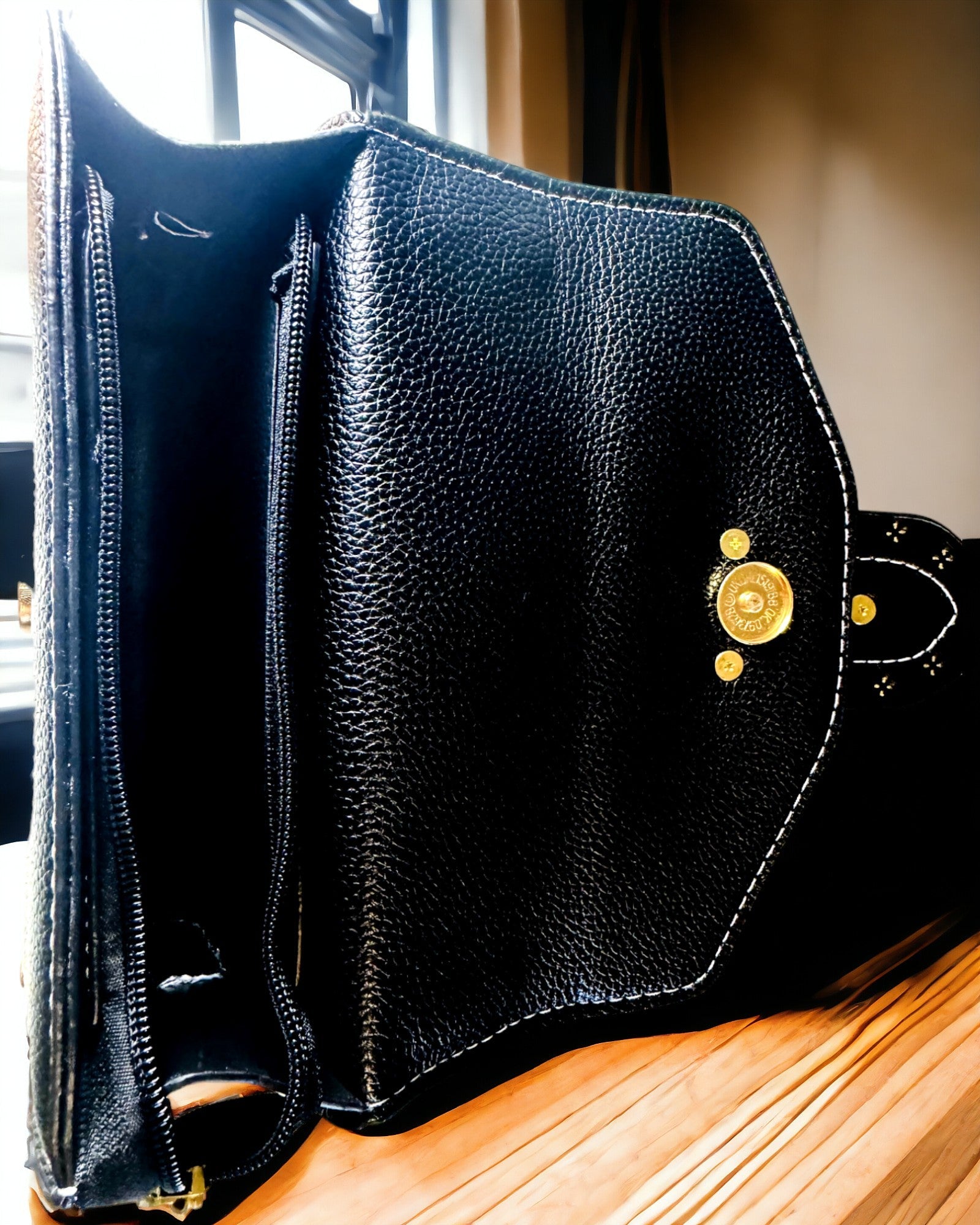 Sac à bandoulière carré à la mode avec accent lion - couleur noir