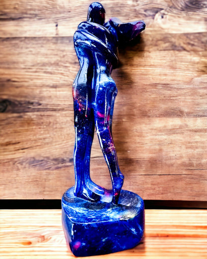 Abbraccio Cosmico - Statuetta in Resina con Opzione di Incisione