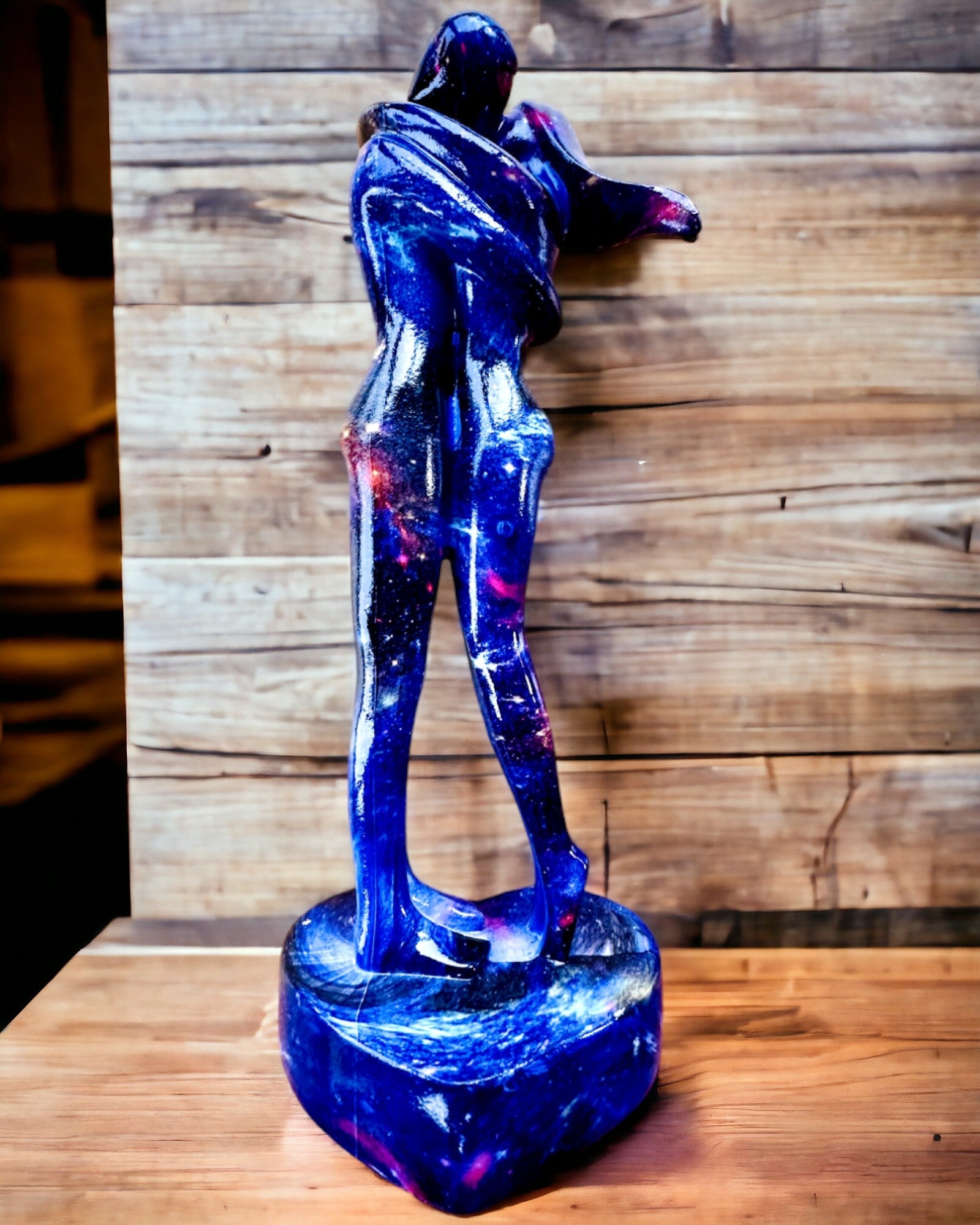 Abbraccio Cosmico - Statuetta in Resina con Opzione di Incisione
