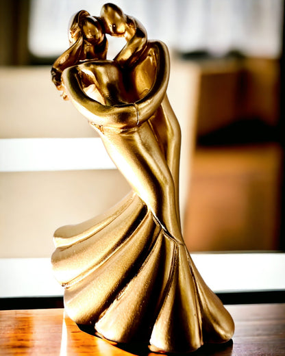 Goldener Tanz der Liebe - Kleine Dekorationsfigur mit Gravuroption