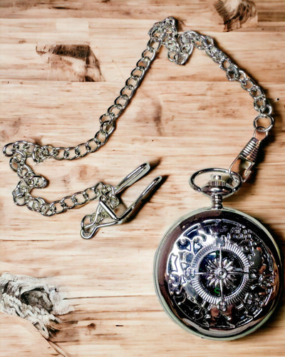 Bussola Tascabile Argento in Stile Retrò con Motivo Trafitto – Elegante e Pratica. Incisione