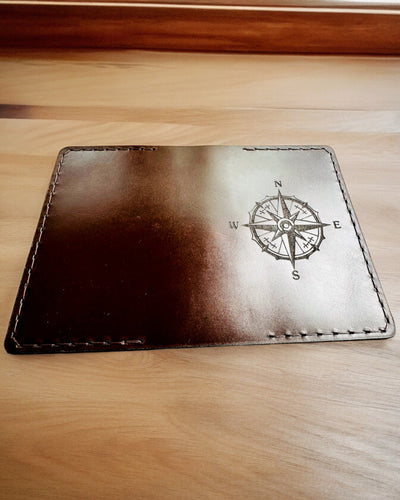 Etui „Reisender“ - Lederhülle für den Reisepass, Personalisierung mit Gravur - 2 Farbvarianten