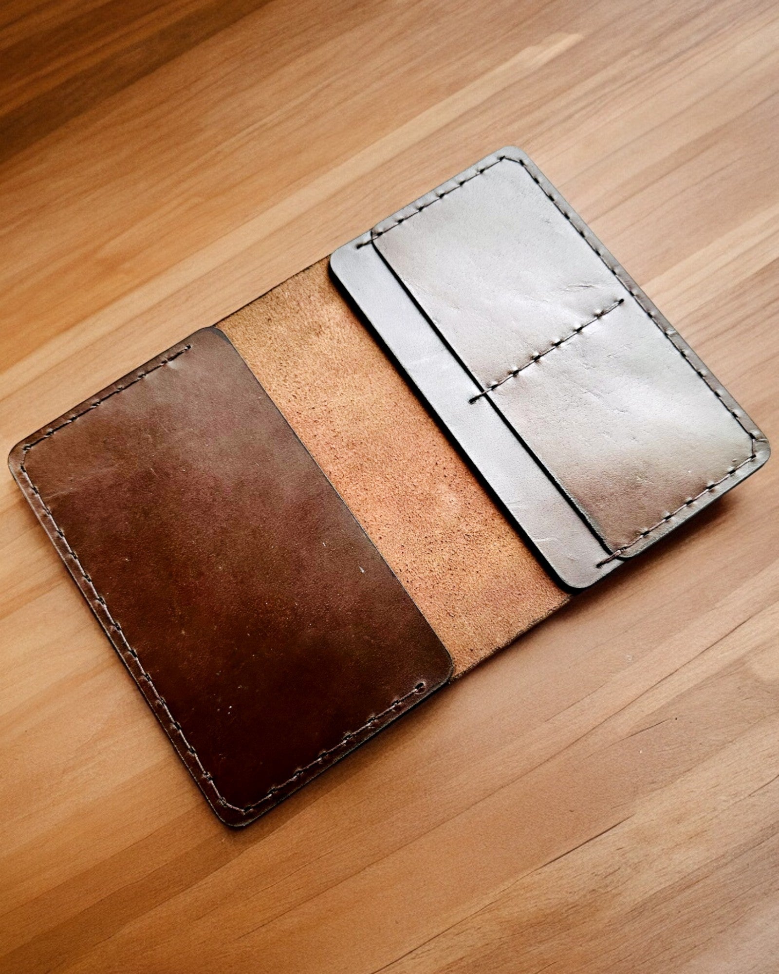 Traveler's Case - Leather Passport Holder, personalized with engraving - 2 color variants