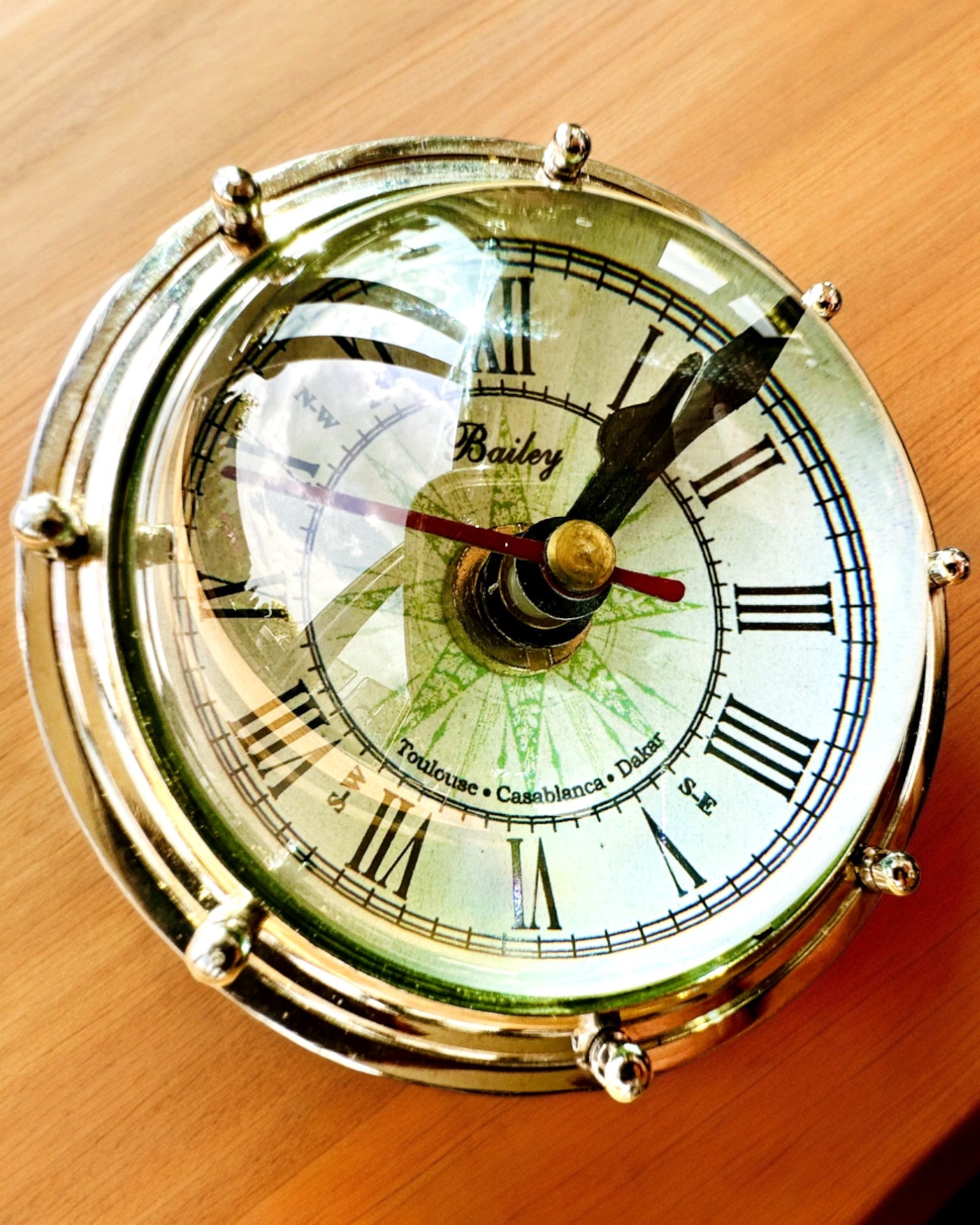 Bailey Compass Clock - Elegante Uhr mit Kompassmotiv und Gravurmöglichkeit