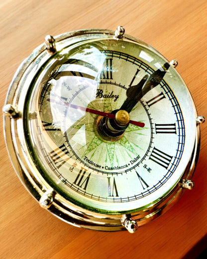 Bailey Compass Clock - Elegante Uhr mit Kompassmotiv und Gravurmöglichkeit