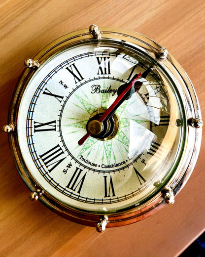 Bailey Compass Clock - Elegante Uhr mit Kompassmotiv und Gravurmöglichkeit