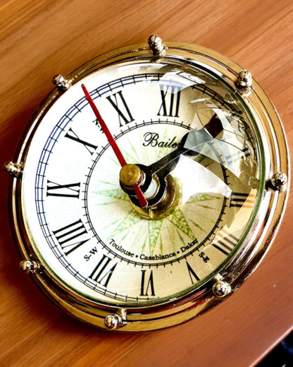 Bailey Compass Clock - Elegante Uhr mit Kompassmotiv und Gravurmöglichkeit