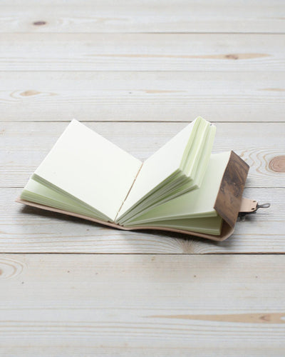 Carnet en cuir Dragon, gardien des légendes – gaufré à la main 20 × 15 cm