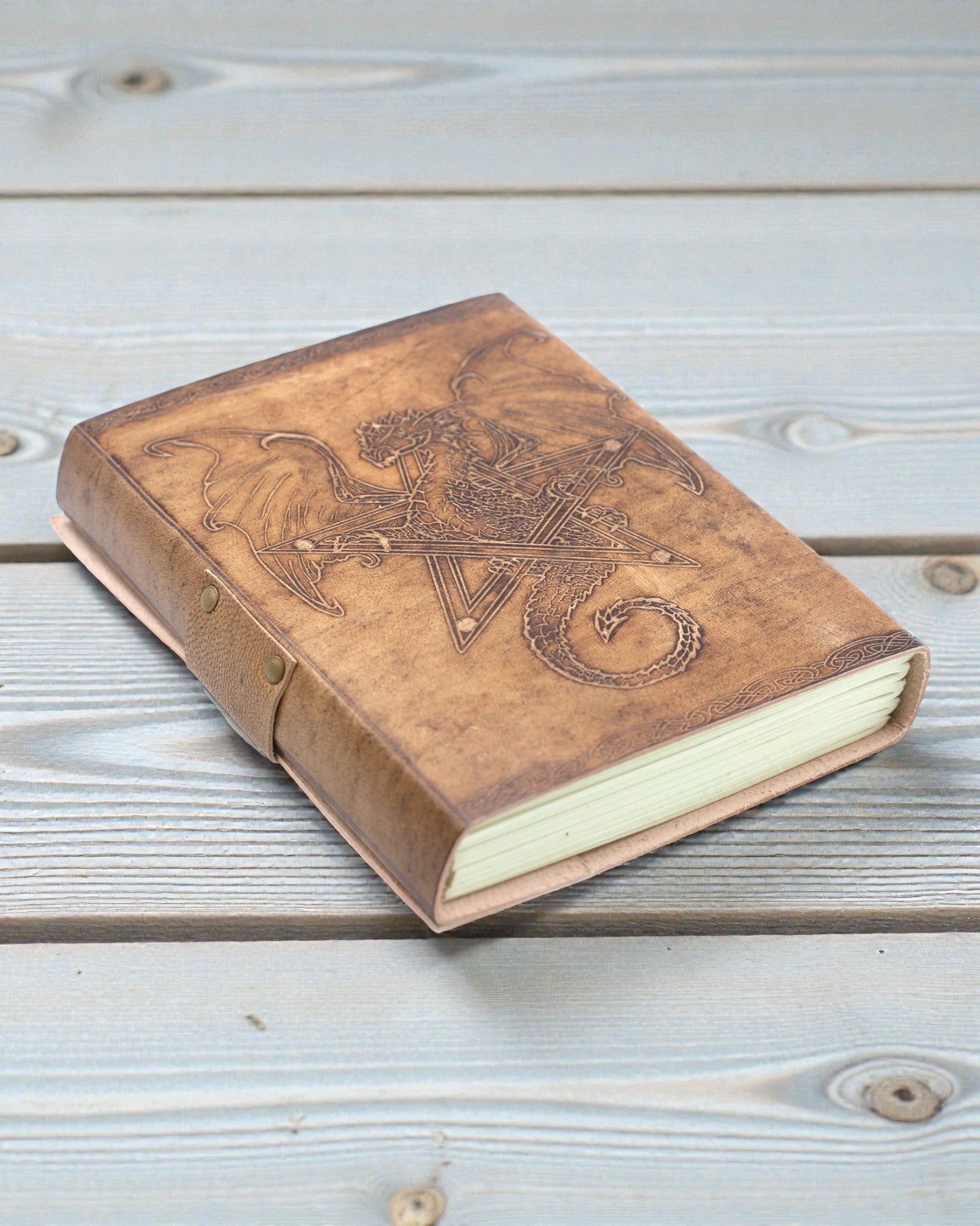 Carnet en cuir Dragon, gardien des légendes – gaufré à la main 20 × 15 cm