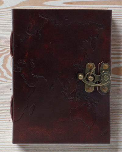 Terra Voyage – Ledernotizbuch mit geprägter Weltkarte