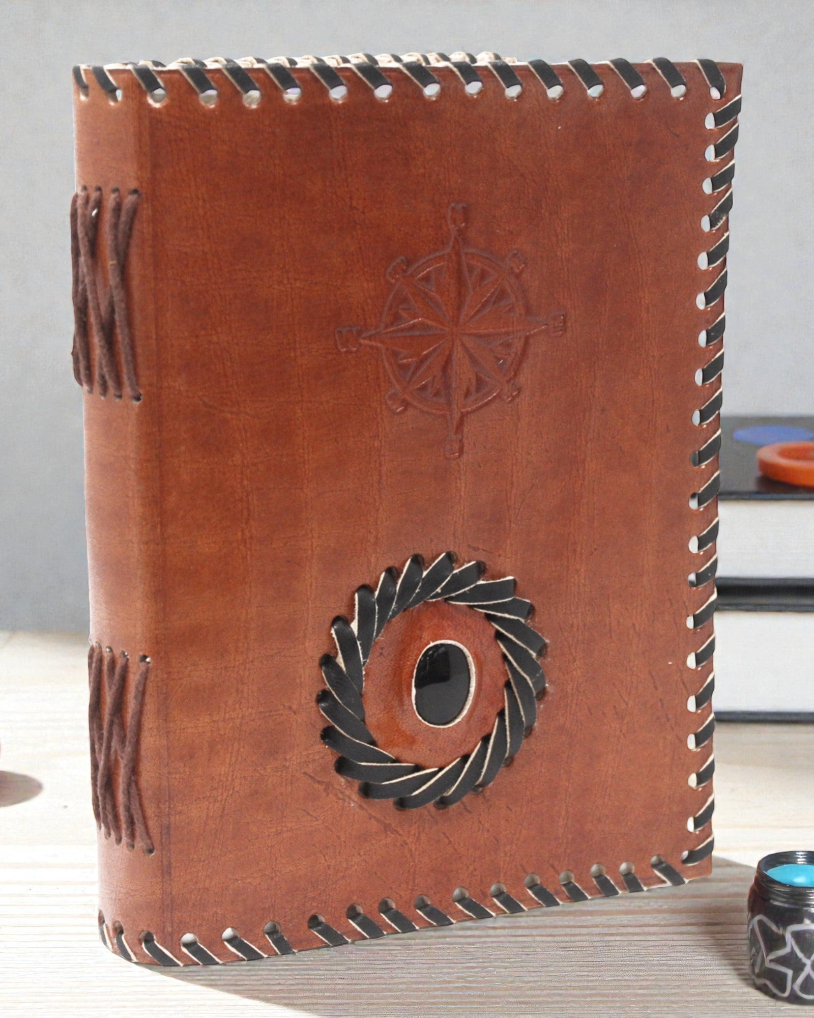 Taccuino in pelle onice nero e bussola 17x12 cm