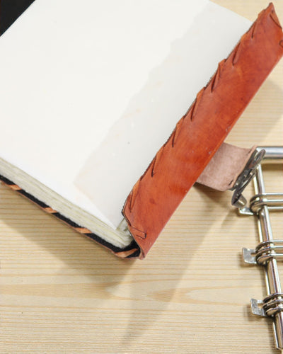 Solarius Schutz – Leder-Notizbuch mit „Böser-Blick“-Motiv und handgenähten Nähten