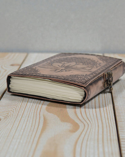 Leder-Notizbuch Lotus-Mandala Gelassenheit – esoterisches Tagebuch 17,5 × 12,5 cm