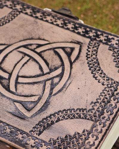 Cerchio Triquetra - Taccuino esoterico - Rosso cuoio - 200 pagine - Bordo cucito - 17.5x12.5x3cm