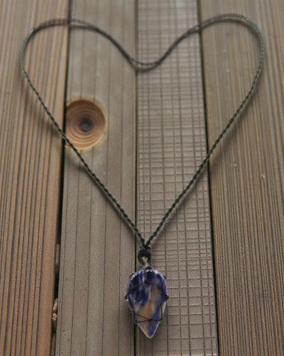 Lar﻿me de calme – Collier macramé avec sodalite