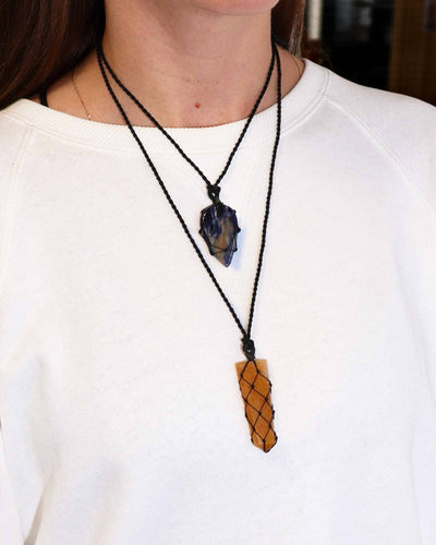Lar﻿me de calme – Collier macramé avec sodalite