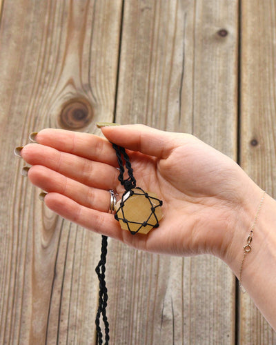 Sonnenhexagon – Makramee-Halskette mit gelbem Quarz
