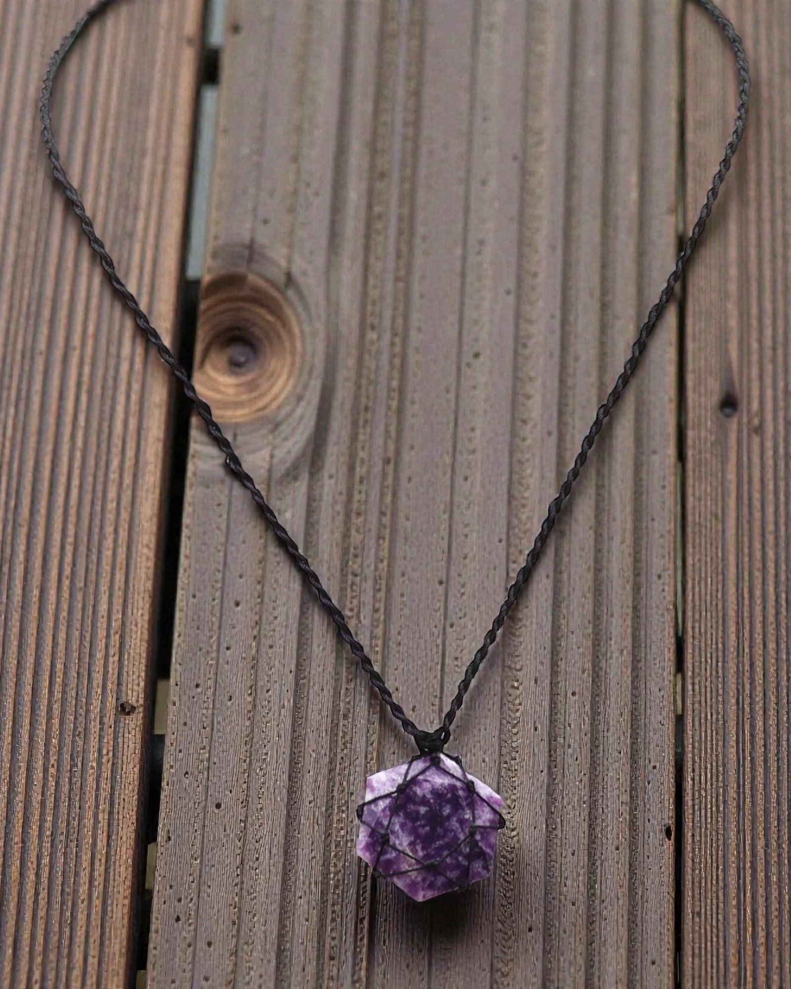 Hexagone de l’Apaisement – Collier macramé avec lépidolite