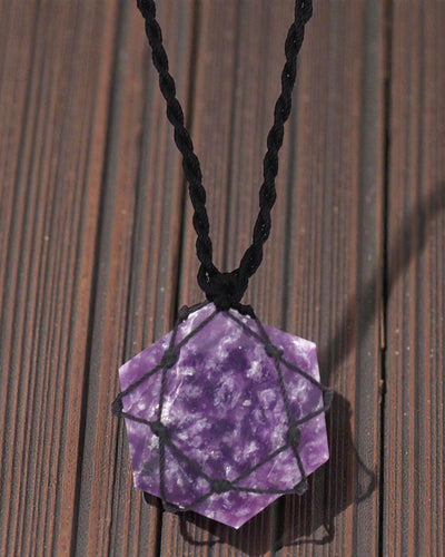 Hexagone de l’Apaisement – Collier macramé avec lépidolite