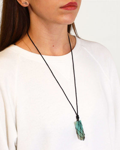Pointe d’harmonie – Collier macramé avec pointe d’amazonite