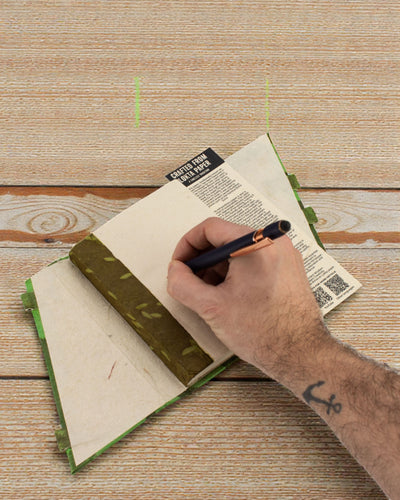 Lokta Waldflüstern mit Bambusverschluss – Notizbuch 15 × 12 cm, 45 Blätter, Waldgrün