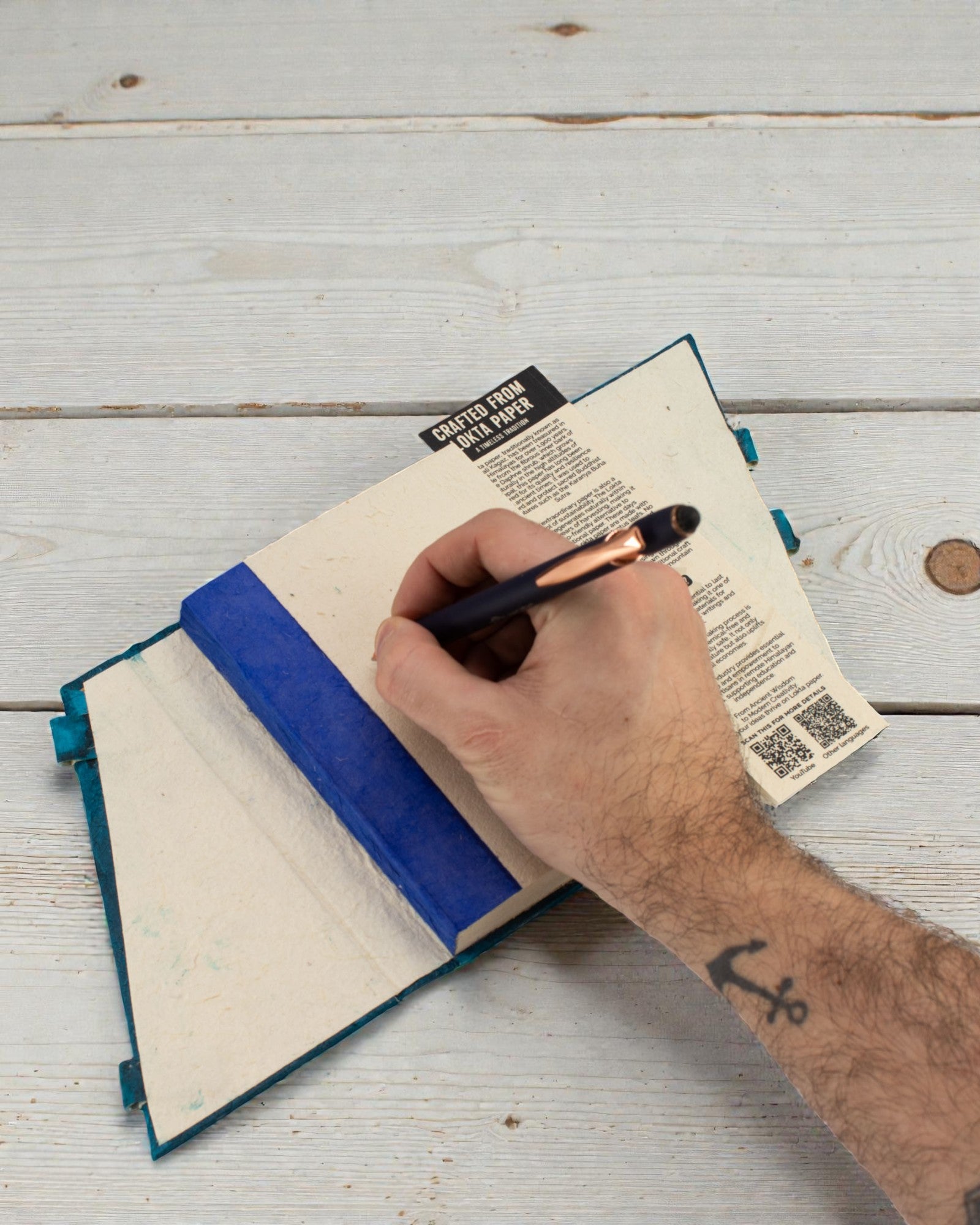 Cahier de format moyen Lokta Fleurs audacieuses – Bleu marine (45 feuilles, 15 x 12 cm)