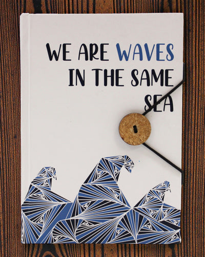 Waves Together – piccolo taccuino con cinturino e bottone in cocco 18 × 12,5 cm, 200 pagine