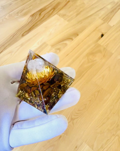 Pyramide Cristalline de Prospérité de la Sphère Cristalline Heureuse, Pierre d'Œil de Tigre, Lotus de Cuivre